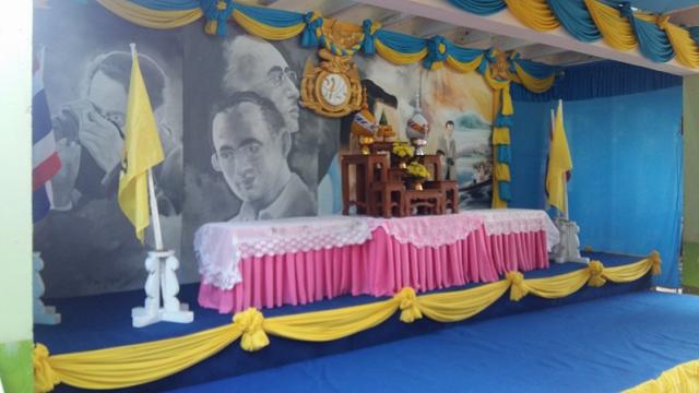 คณะผู้บริหาร สมาชิกสภาเทศบาลและประชาชน  ร่วมถวายพระพรวันพ่อแห่งชาติ 2558 ณ  โรงเรียนชุมชนสวี